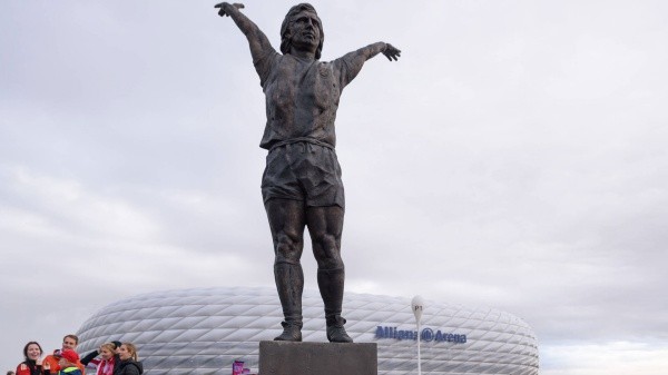 En 2023 se presentó una estatua, en modo homenaje para su leyenda futbolística (Imago)