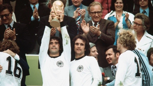 Muller levantando el trofeo de la Copa del Mundo con Alemania Occidental (Imago)