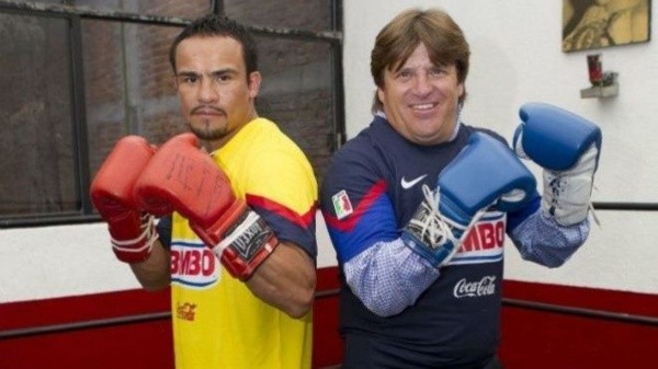 Márquez con la playera del América, junto al &quot;Piojo&quot; Herrera.