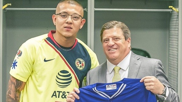 Urías cuando recibió la camiseta de la mano del Piojo Herrera.