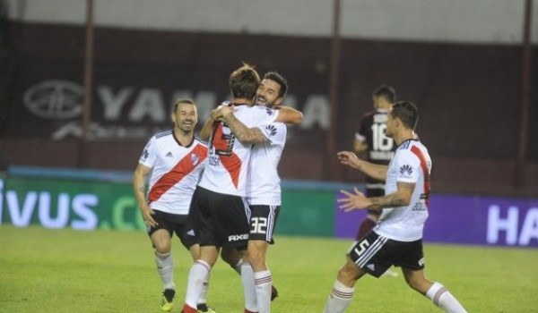 Sosa festeja su primer gol en Primera, ante Lanús y tras un error del arquero Ibáñez.