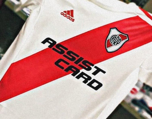 La camiseta del fútbol femenino, con Assist Card en el pecho.
