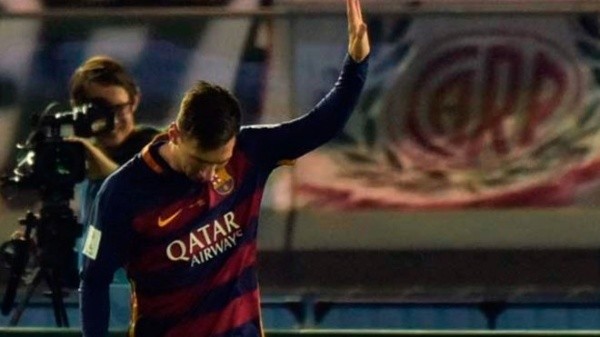Messi pidiéndole disculpas a los hinchas de River tras el gol en el Mundial de Clubes 2015.