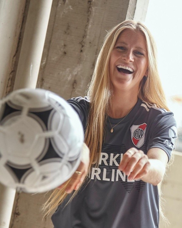 Jordan O&#039;Brien, jugador de fútbol femenino, con la nueva camiseta de River. Foto: adidas