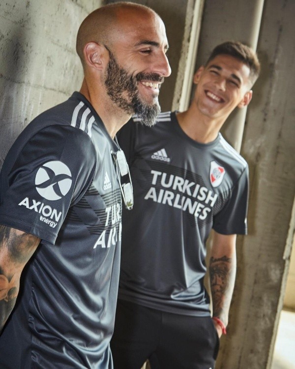 Pinola y Martínez Quarta con la nueva camiseta de River. Foto: adidas