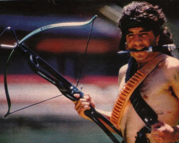 Juan Gilberto Funes haciendo de &quot;Rambo&quot; para unas fotos con El Gráfico.