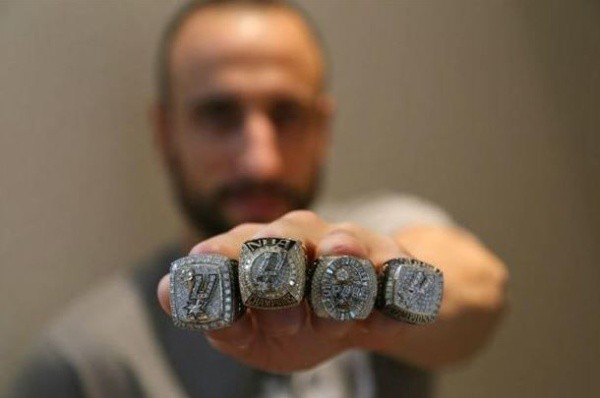 Los anillos que Manu Ginóbili, hincha de River, cosechó con los Spurs.