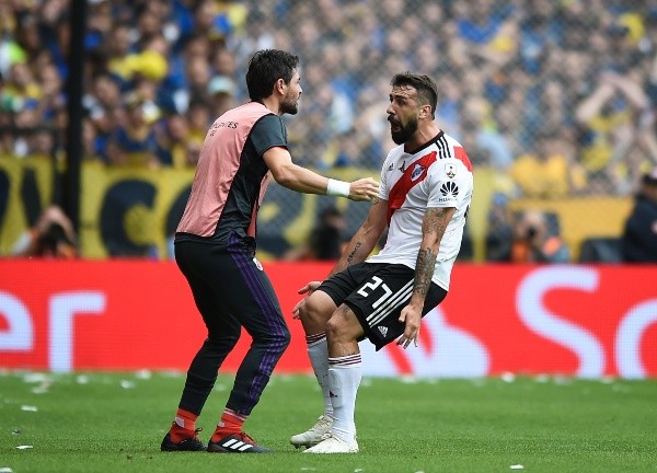 El abrazo entre Lux y Pratto tras el gol del Oso vs. Boca en la primera final de la Libertadores 2018. Foto: Getty