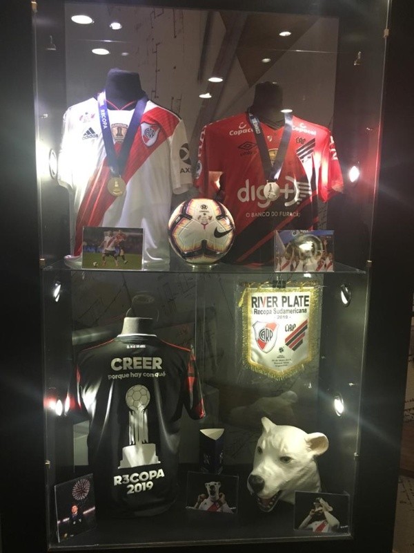 La vitrina dedicada a la Recopa Sudamericana 2019 (FOTO: LPM)
