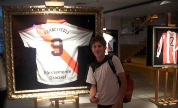 Gaich, junto a la camiseta alusiva a la despedida de Enzo Francescoli.