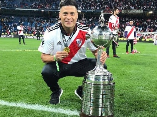 El guaraní con su medalla y la Copa, en el Santiago Bernabéu.