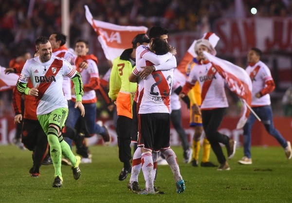 El abrazo con Ponzio en pleno festejo después de ganarle a Tigres de México.