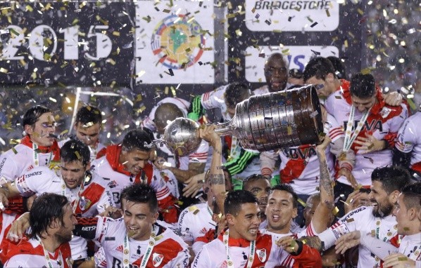 Levantando la Libertadores, el título más importante que consiguió con la banda roja.