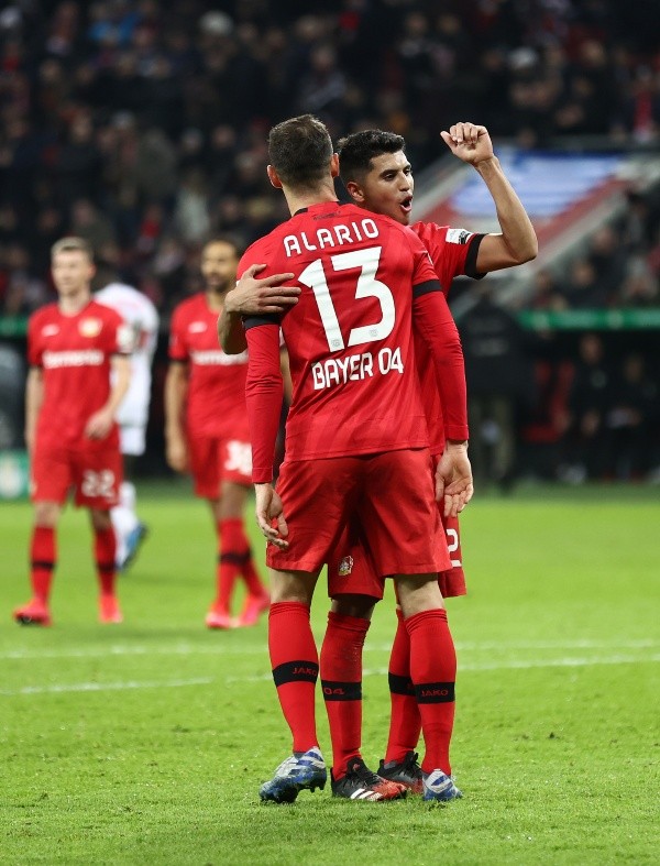 Exequiel abraza a Lucas luego de anotar un tanto para el Leverkusen.