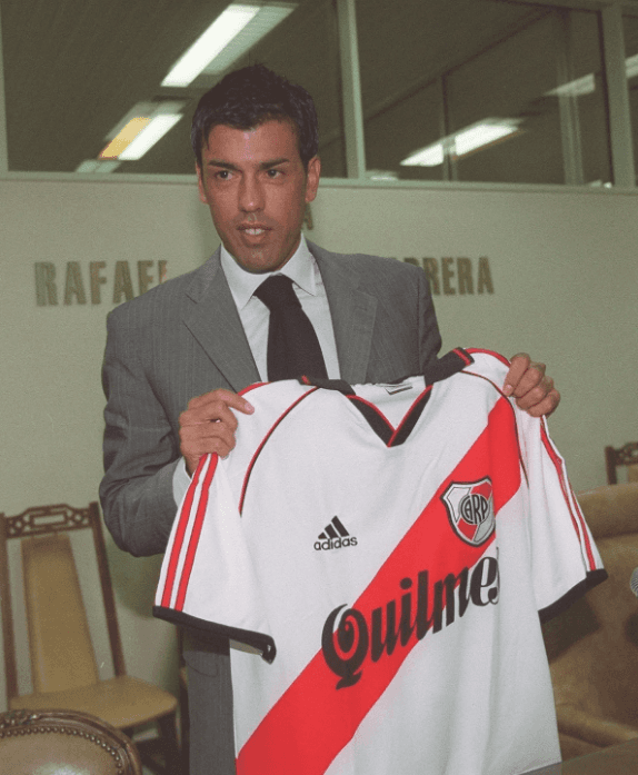 La presentación del delantero uruguayo en 2002.