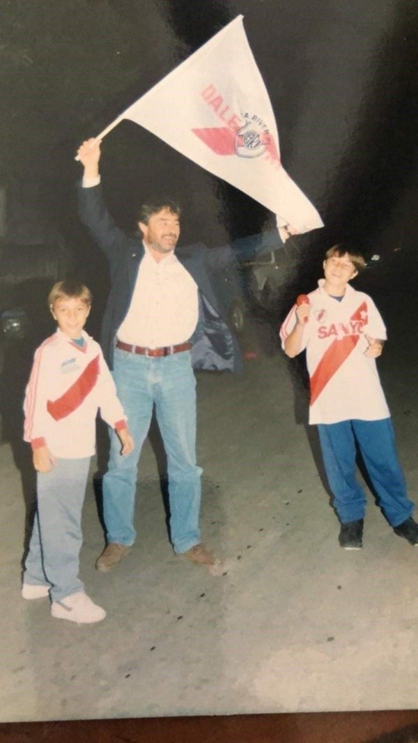 Nacho, con su papá y su hermano, festejando un título de River en los 90 (Foto: Diario Olé).
