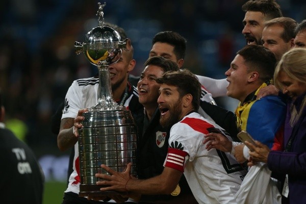 El Muñeco junto a Leo Ponzio y Jonathan Maidana levantan la Copa Libertadores más importante de la historia.
