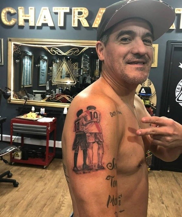 El ídolo jujeño luciendo con mucho orgullo y a pura sonrisa aquel tatuaje que lo muestra con su hijo Tomás (Chatrán Tatoo)