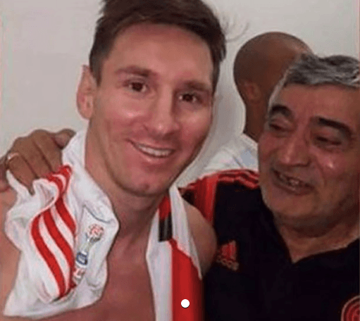 Messi con la camiseta de River junto a Pichi Quiroga, el utilero millonario, después de la final del Mundial de Clubes 2015.