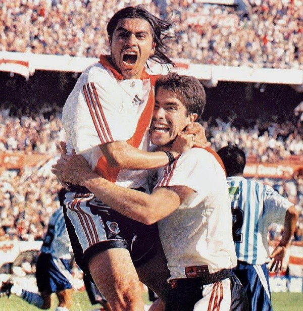 Escudero festejando uno de sus goles en River con Juan Pablo Ángel (Archivo)