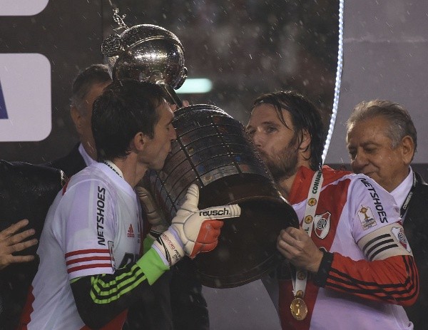 El momento en el que Cavenaghi levantaba la Copa Libertadores previo a su retiro (Getty)