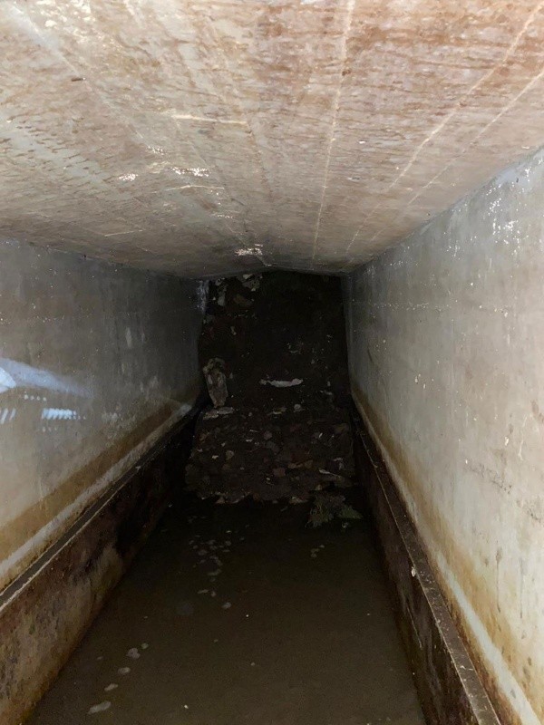 El agua se acumulaba hasta la mitad de la altura del túnel.