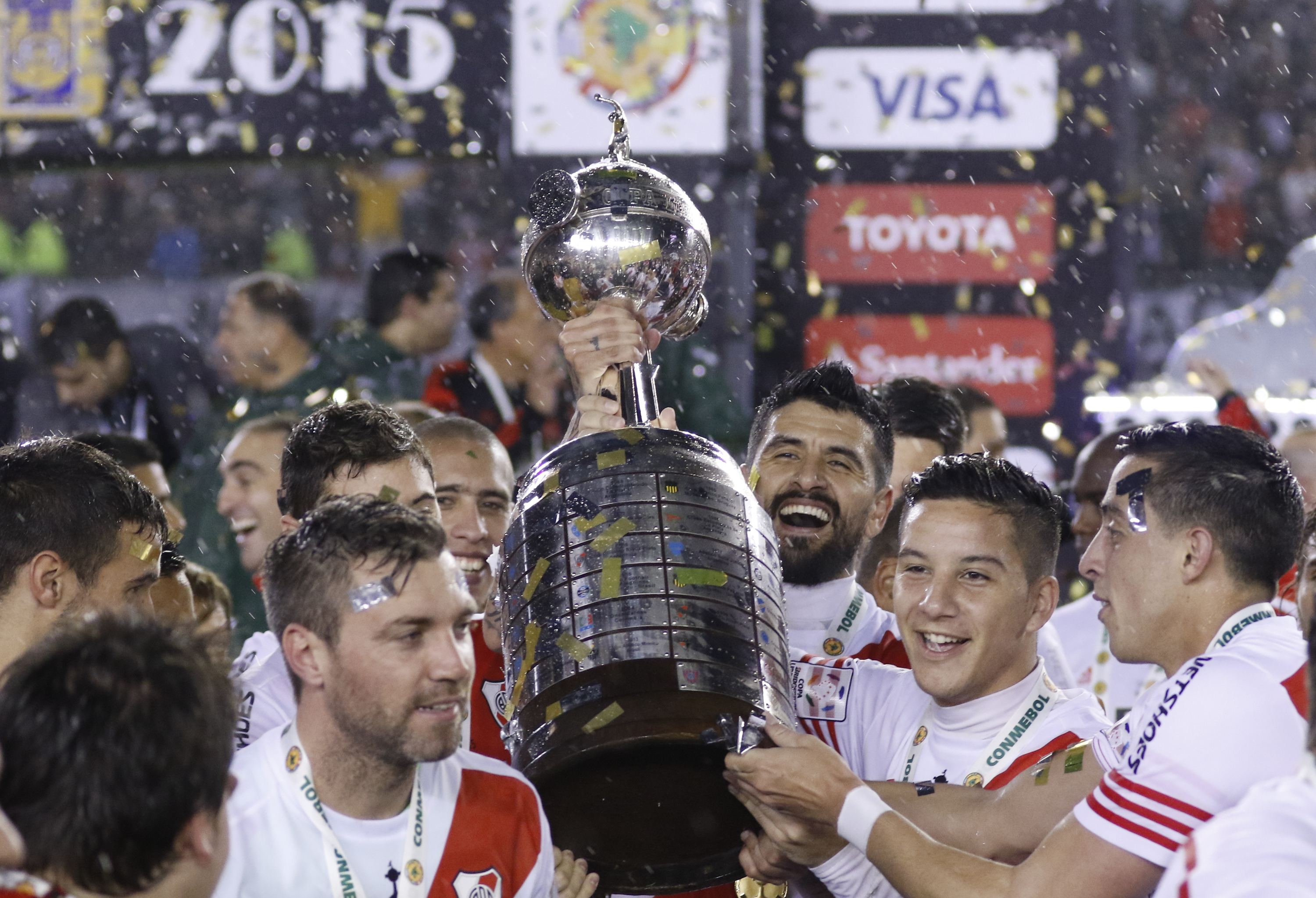 Lucho González con la Copa Libertadores en sus manos. (Foto: Getty)