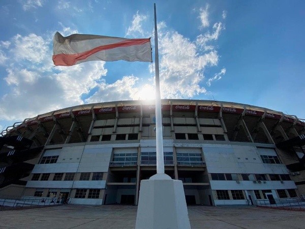 Bandera a media asta en el Estadio Monumental por respeto a la muerte de Maradona