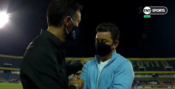 El saludo entre Gallardo y el Kily González: se dieron un abrazo muy sentido (Foto: Captura de TV).
