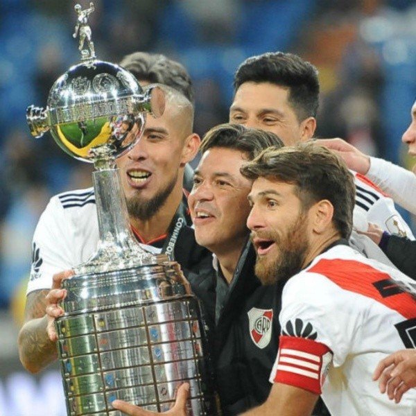 El León levanta la Copa Eterna junto al Muñeco y Maidana. (Foto: Getty).