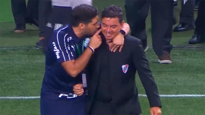 Ferreira fue a felicitar a Gallardo después del partido en Brasil (Captura)