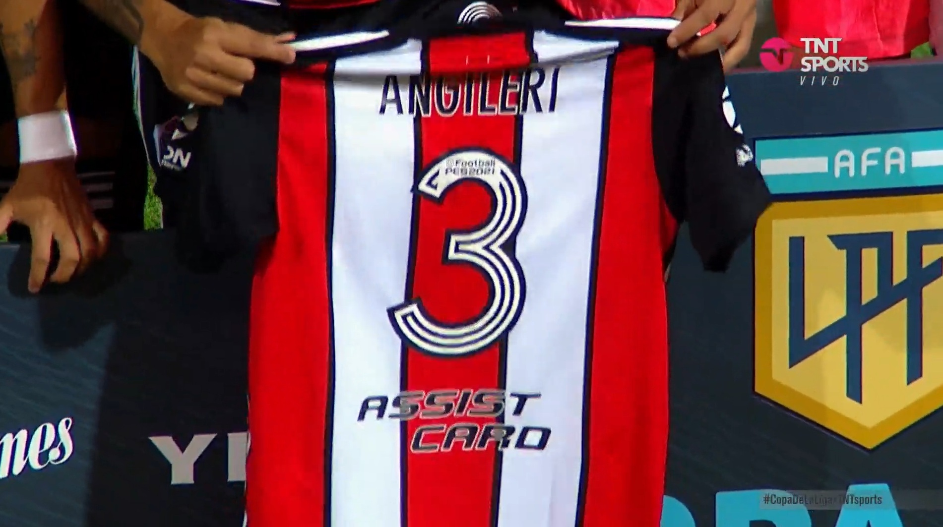Enzo Pérez fue el jugador que tenía en sus manos la camiseta del Turquito (Foto: captura de TV).