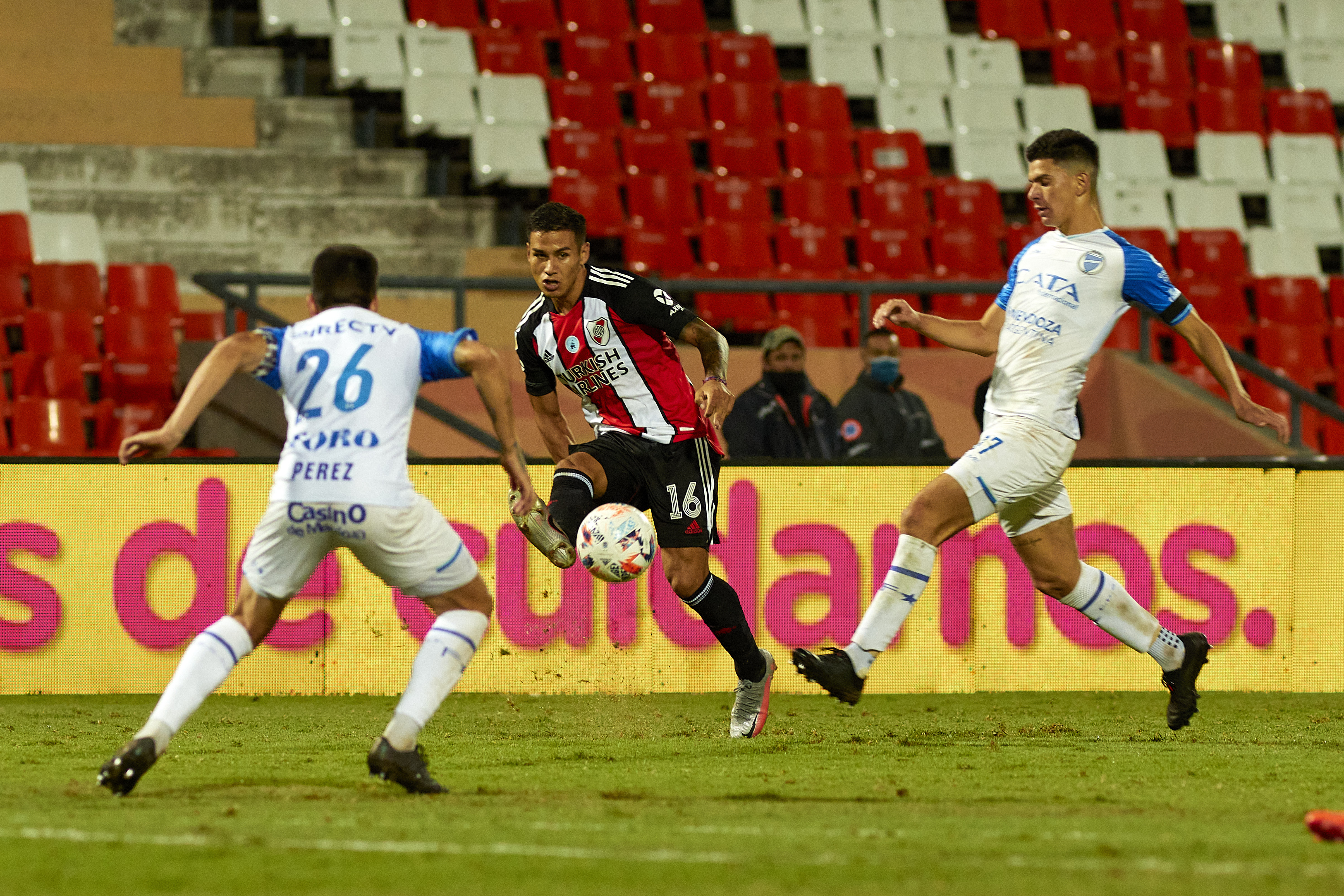 Alex Vigo jugó un muy buen partido contra Godoy Cruz. (Foto: Getty).