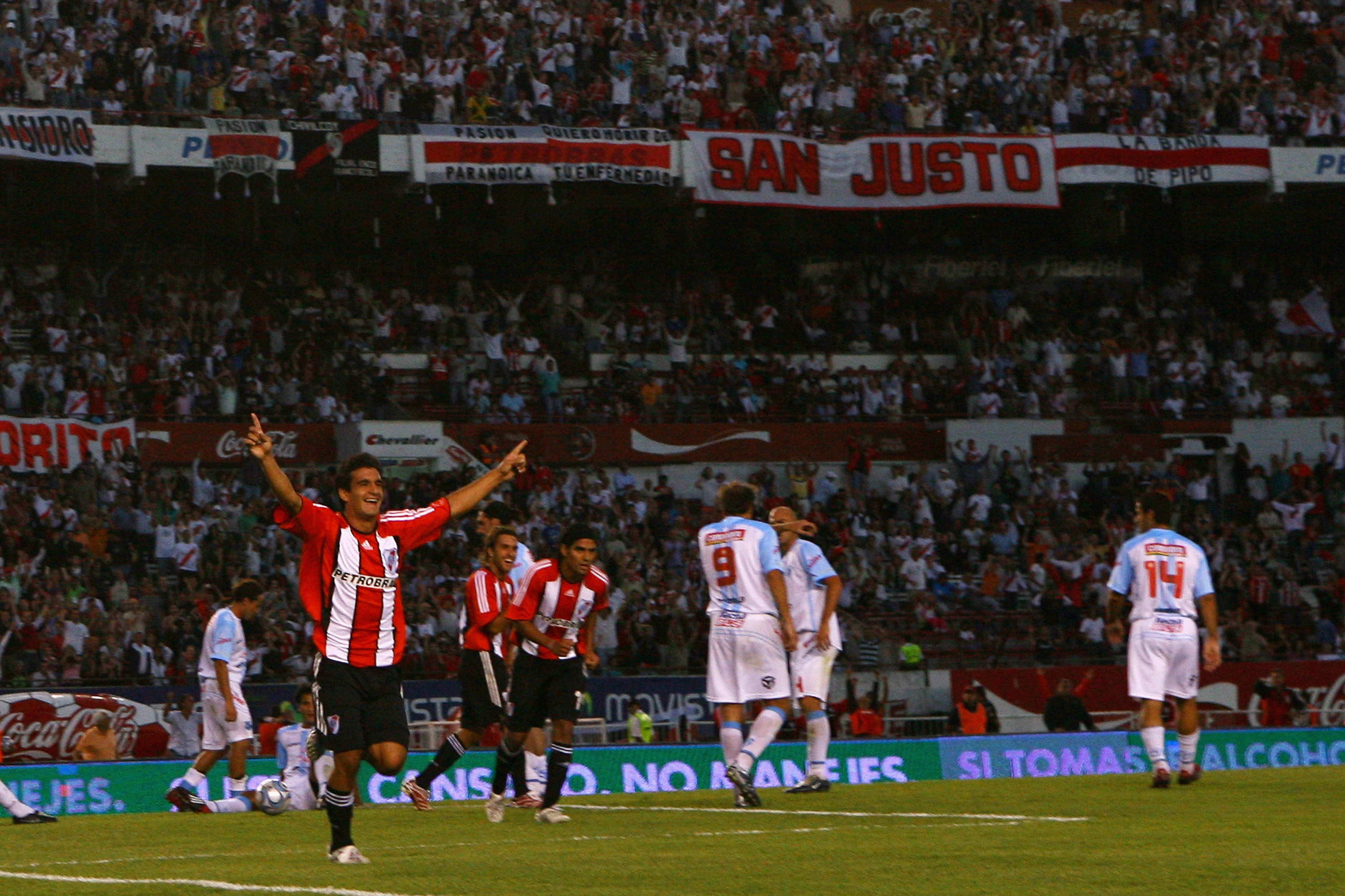 Su festejo de gol ante Gimnasia de Jujuy en el Clausura 2008. (Fotto: Getty).
