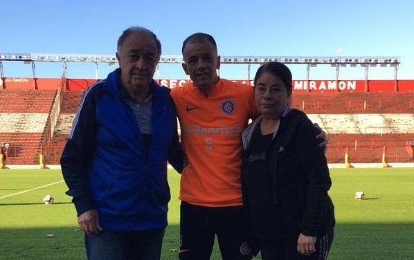 D&#039;Alessandro junto a sus padres, cuando visitó La Paternal en 2020, todavía vistiendo los colores de Inter de Brasil.