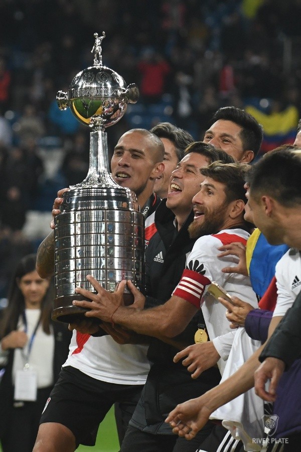 La imagen perfecta. La Copa más deseada de la historia. Maidana, Gallardo y Ponzio levantan la Copa 2018 en Madrid (Foto: Prensa River).