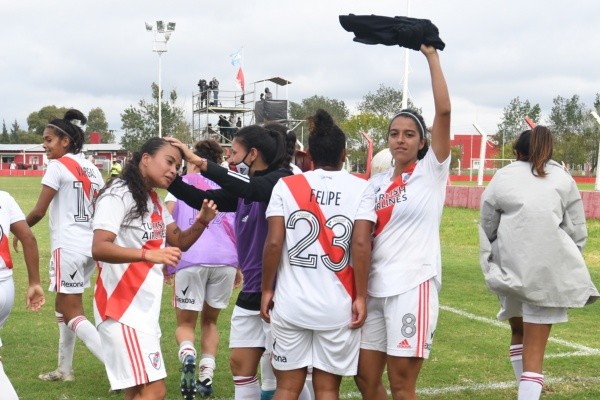 Las chicas celebran su triunfo ante el Rojo. (Foto: Prensa River).