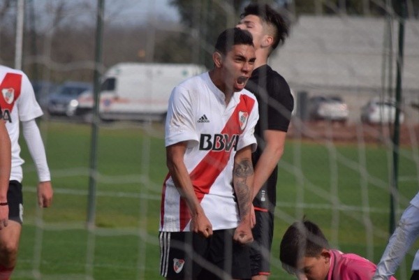 Grito de gol ante Colón, en un partido de la Séptima en 2018. (Foto: Prensa River).