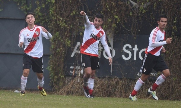 Gonzalo, con el número 2, festejando un gol de la Reserva. (Foto: Prensa River)