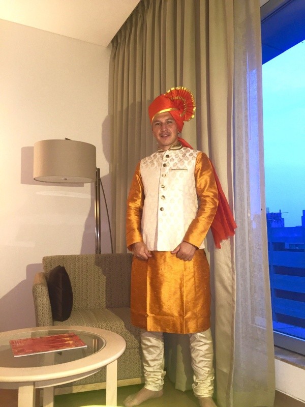 Gustavo Oberman con un atuendo tradicional de India.