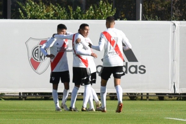 Los pibes celebran el segundo gol de Tomás Galván. (Foto: Prensa River).