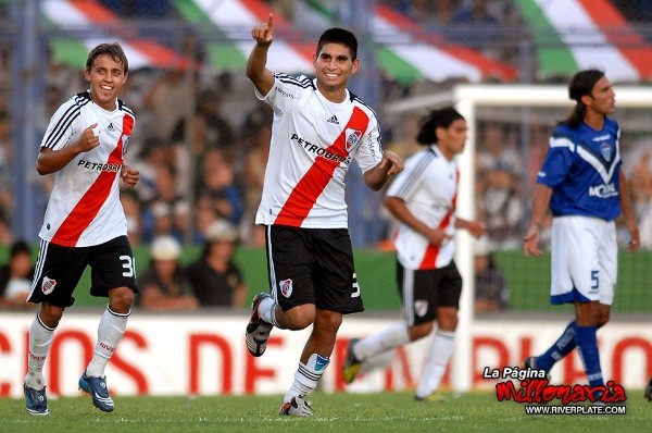 Villagra celebra su gol contra Vélez en el Clausura de 2009. (Foto: LPM).