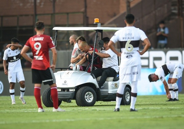 Pinola se fracturó su antebrazo derecho ante Platense el 28 de febrero. (Foto: Getty).