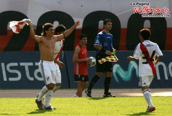 El Burrito celebra junto al Keko su tanto ante Chacarita en el Apertura 2009. (Foto: LPM).