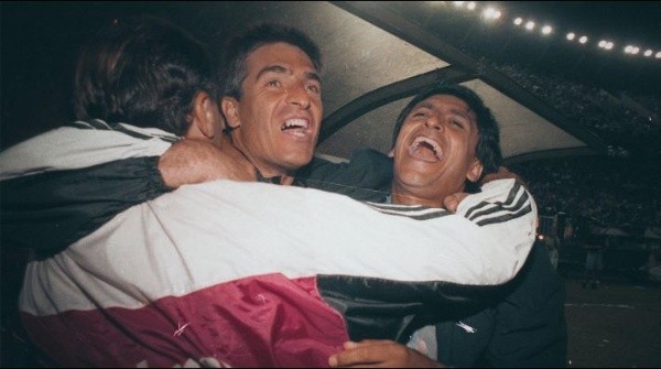 Ramón Díaz celebra junto a su asistente: Omar Labruna. (Foto: Prensa River).