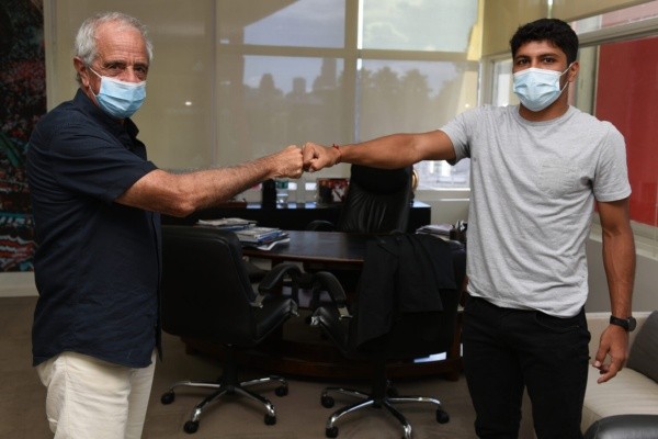 D&#039;Onofrio y Rojas el día de la extensión del contrato del paraguayo. (Foto: Prensa River).