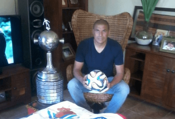 Juan Gómez y su réplica de la Copa Libertadores (@juangomez2408)
