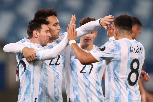 Álvarez festeja el cuarto gol junto con Lautaro, Messi y Acuña. (Foto: Getty)