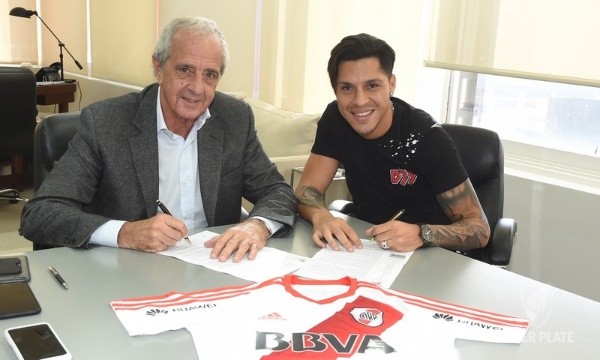 D&#039;Onofrio y Enzo en la firma del contrato. (Foto: Prensa River).