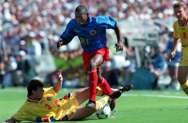 Asprilla defendiendo la camiseta de Colombia contra Rumania en el Mundial de 1994. (Foto: Getty).